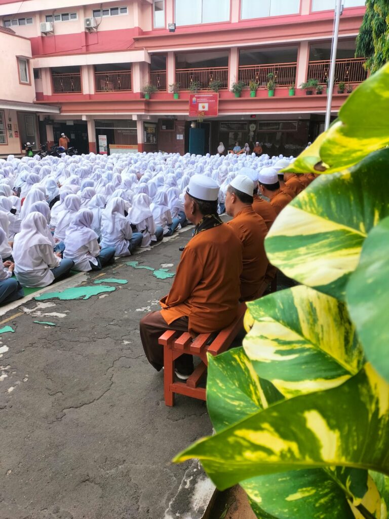 Mengawali KBM Seusai Libur Lebaran, SMK Dinamika Pembangunan 2 Jakarta Gelar Apel Hari Pendidikan Nasional dan Halal Bihalal Bersama Siswa